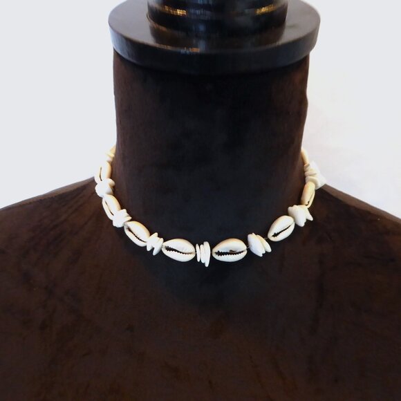 Jewelry - VINTAGE 17” HAWAIIAN NATURAL COWRIE SHELL NECKLACE CHOKER LOBSTER CLASP